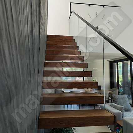 Стъклен парапет по стълби с дистанционери